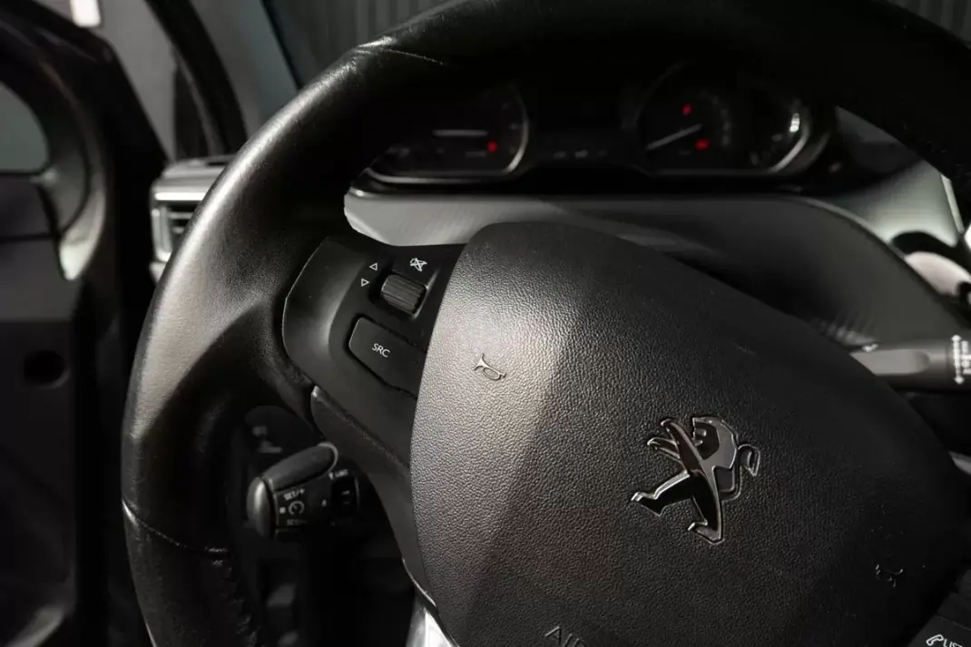 Peugeot 2008 2019 - 12999 EUR, 105150 km - AUTO.MOTO.pt - 105150km - foto 23 de 25