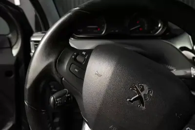 Peugeot 2008 2019 - 12999 EUR, 105150 km - AUTO.MOTO.pt - 105150km - foto 23 de 25