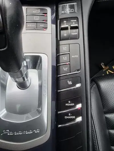 Porsche Panamera 2015 - 38499 EUR, 165000 km - AUTO.MOTO.pt - 165000km - foto 33 de 39