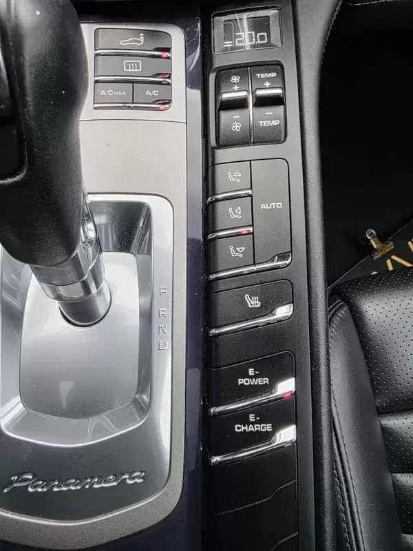 Porsche Panamera 2015 - 38499 EUR, 165000 km - AUTO.MOTO.pt - 165000km - foto 33 de 39
