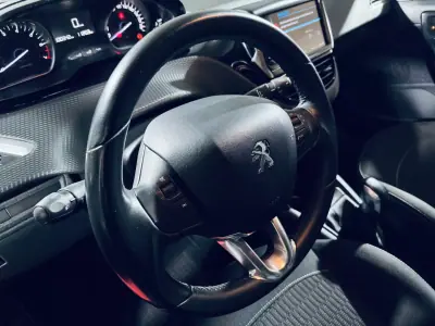 Peugeot 208 2017 - 8990 EUR, 100342 km - AUTO.MOTO.pt - 100342km - foto 22 de 33