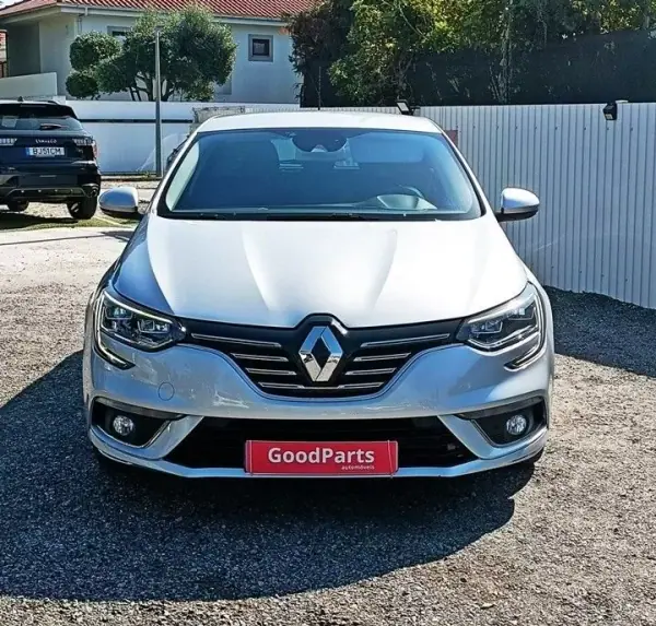 Renault Mégane 2020 - 18990 EUR, 82646 km - AUTO.MOTO.pt - 82646km - foto 11 de 23