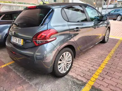 Peugeot 208 2017 - 10750 EUR, 96000 km - AUTO.MOTO.pt - 96000km - foto 6 de 12