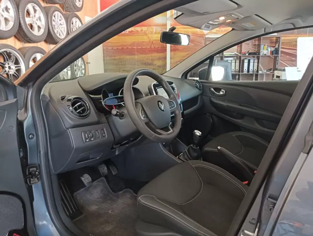 Renault Clio 2017 - 12900 EUR, 58000 km - AUTO.MOTO.pt - 58000km - foto 6 de 17