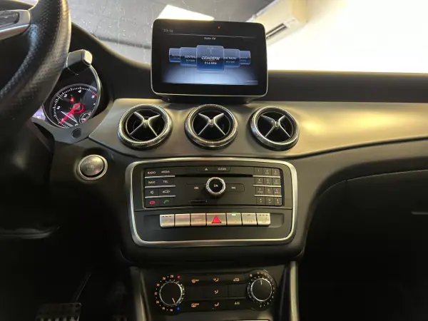 Mercedes-Benz CLA 180 2018 - 19990 EUR, 135000 km - AUTO.MOTO.pt - 135000km - foto 39 de 39