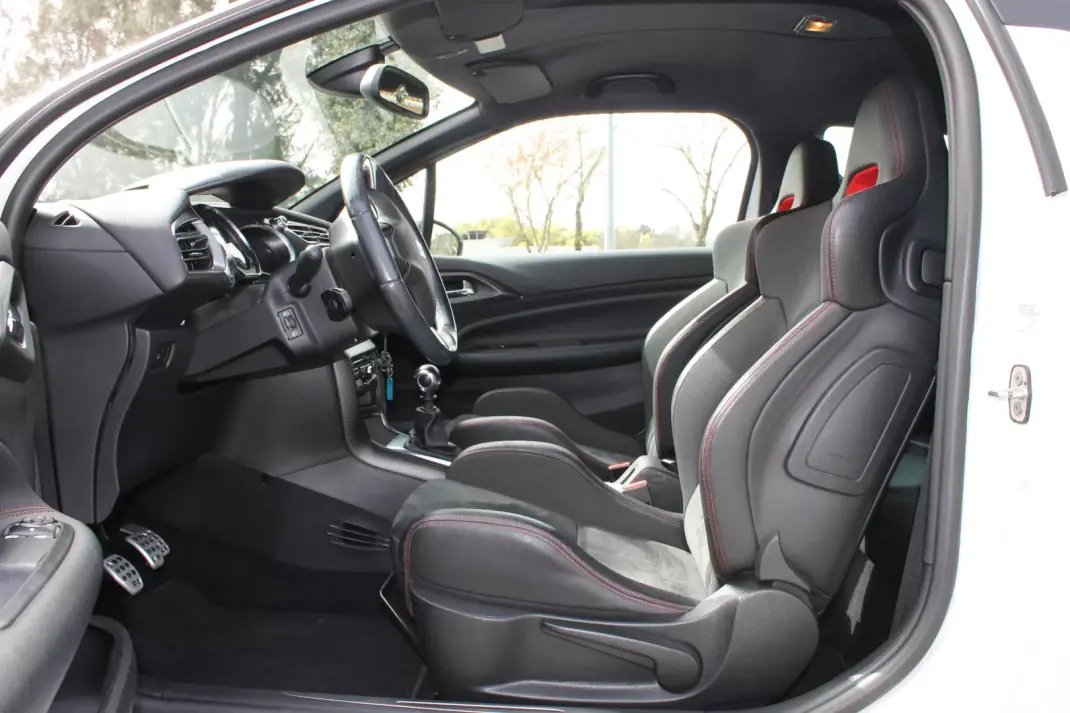 Citroën DS3 2012 - 17900 EUR, 52000 km - AUTO.MOTO.pt - 52000km - foto 20 de 33