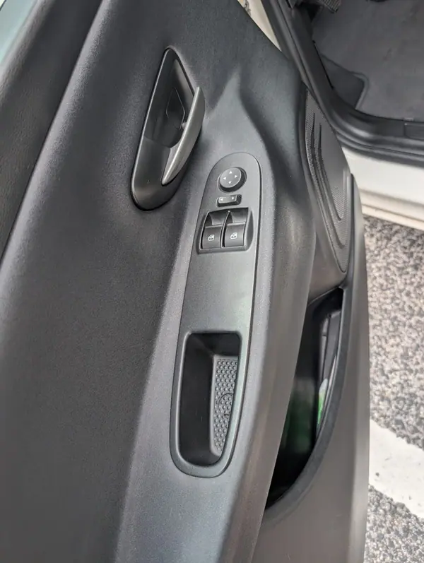 Lancia Ypsilon 2015 - 6400 EUR, 149756 km - 149756km - foto 14 de 15