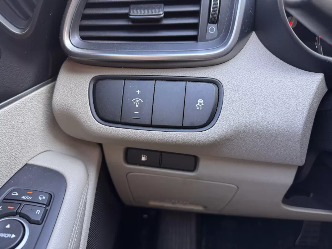 Kia Sorento 2015 - 16000 EUR, 175000 km - AUTO.MOTO.pt - 175000km - foto 14 de 22