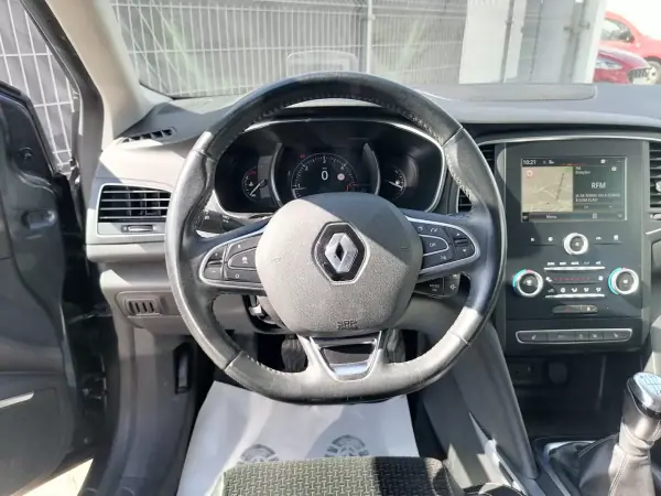 Renault Mégane 2017 - 13000 EUR, 126120 km - AUTO.MOTO.pt - 126120km - foto 8 de 19