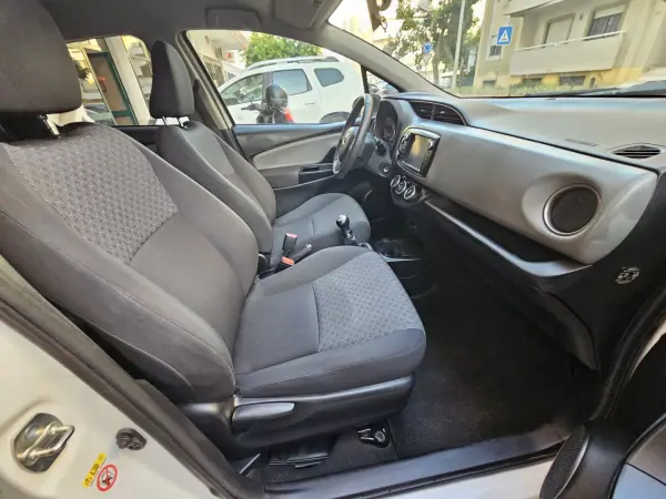 Toyota Yaris 2015 - 9900 EUR, 135279 km - 135279km - foto 6 de 12