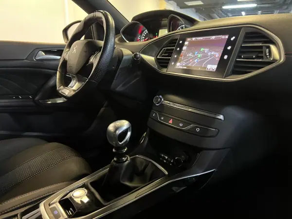Peugeot 308 2017 - 10990 EUR, 120000 km - AUTO.MOTO.pt - 120000km - foto 20 de 35