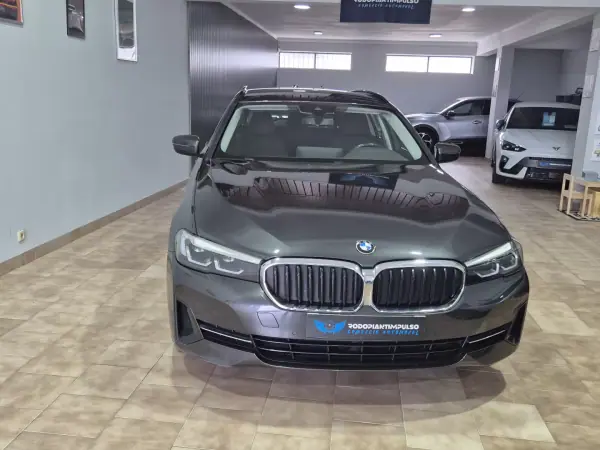 BMW 530e 2021 - 29900 EUR, 130000 km - AUTO.MOTO.pt - 130000km - foto 3 de 34