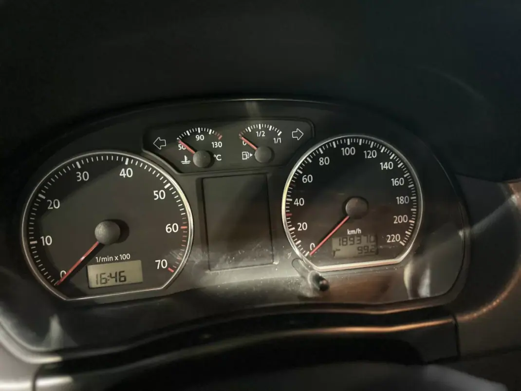 Volkswagen Polo 2009 - 6000 EUR, 189000 km - AUTO.MOTO.pt - 189000km - foto 15 de 21