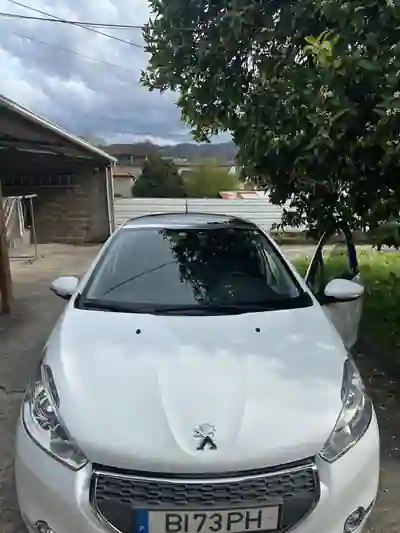 Peugeot 208 2012 - 8000 EUR, 170000 km - AUTO.MOTO.pt - 170000km - foto 3 de 8