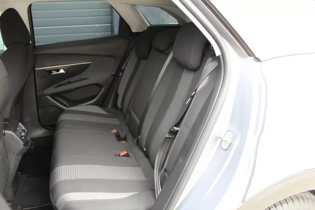 Peugeot 3008 2018 - 18000 EUR, 97000 km - AUTO.MOTO.pt - 97000km - foto 11 de 18