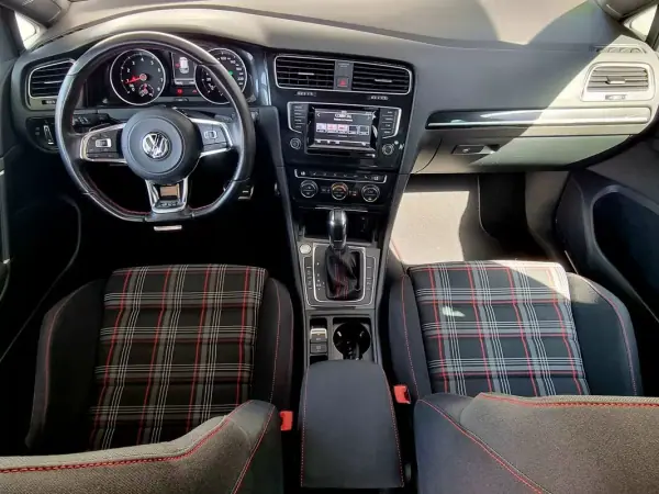 Volkswagen Golf 2015 - 22490 EUR, 108000 km - AUTO.MOTO.pt - 108000km - foto 19 de 28