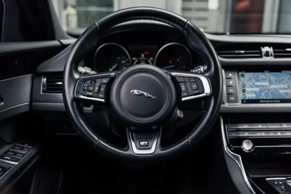 Jaguar XF 2017 - 22990 EUR, 145800 km - AUTO.MOTO.pt - 145800km - foto 32 de 55