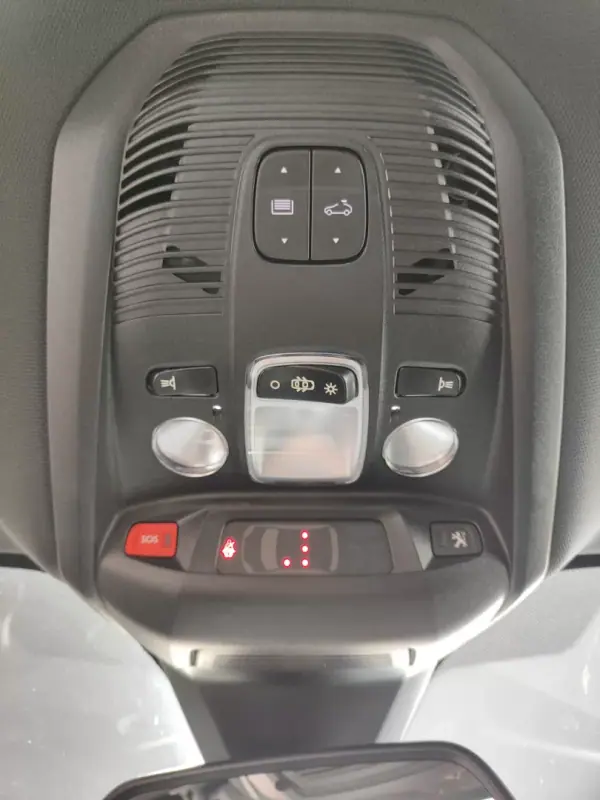 Peugeot 3008 2018 - 19650 EUR, 79000 km - AUTO.MOTO.pt - 79000km - foto 35 de 37
