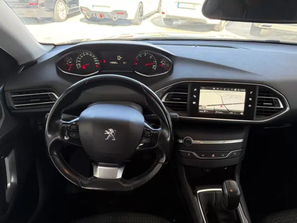 Peugeot 308 2017 - 10990 EUR, 143560 km - AUTO.MOTO.pt - 143560km - foto 14 de 14