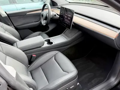 Tesla Model Y 2024 - 38490 EUR, 17630 km - AUTO.MOTO.pt - 17630km - foto 8 de 13