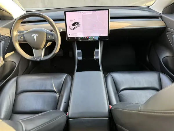 Tesla Model 3 2019 - 24900 EUR, 170000 km - 170000km - foto 33 de 49
