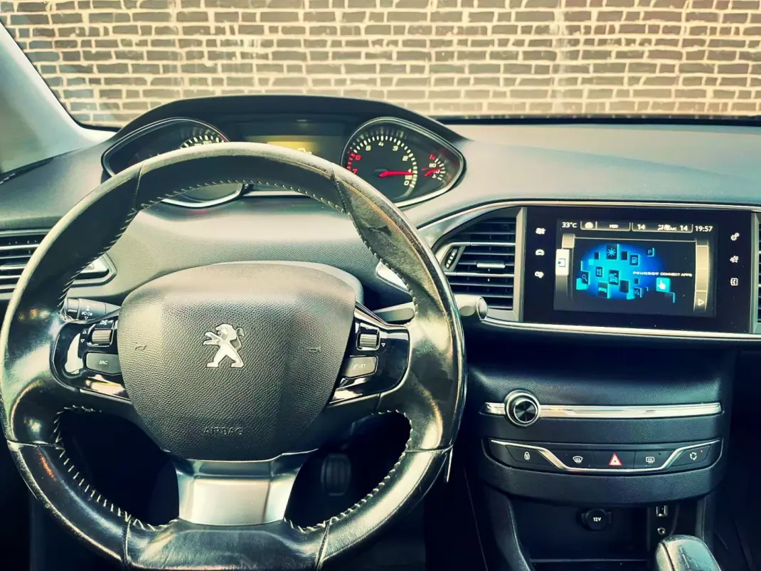 Peugeot 308 2014 - 12500 EUR, 151000 km - AUTO.MOTO.pt - 151000km - foto 9 de 16