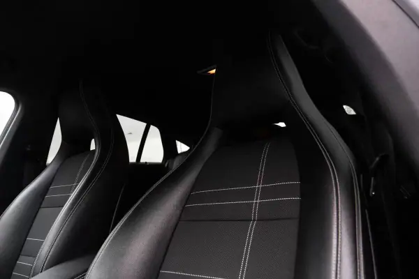Mercedes-Benz CLA 180 2015 - 15900 EUR, 158000 km - AUTO.MOTO.pt - 158000km - foto 15 de 26