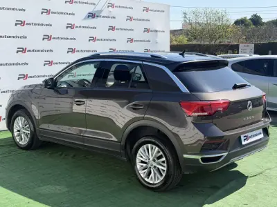 Volkswagen T-Roc 2018 - 16990 EUR, 102000 km - AUTO.MOTO.pt - 102000km - foto 10 de 12