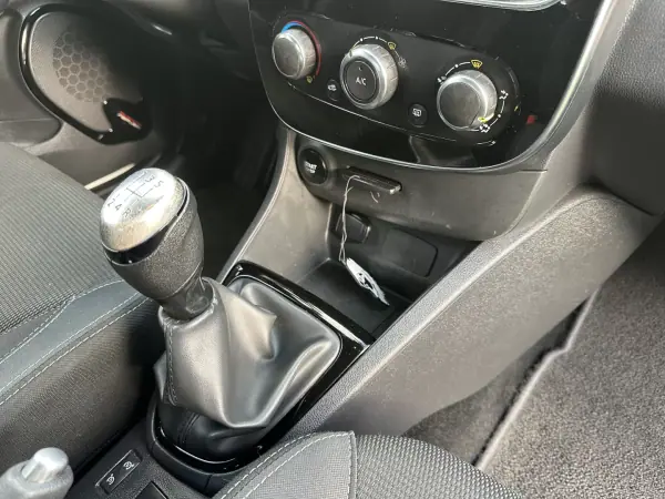 Renault Clio 2018 - 10900 EUR, 138929 km - AUTO.MOTO.pt - 138929km - foto 45 de 46
