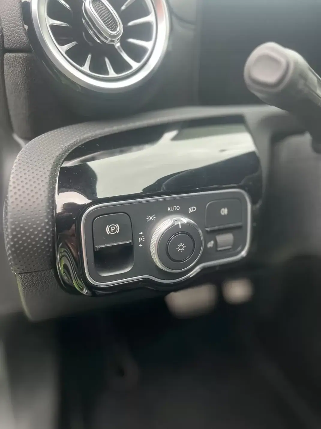 Mercedes-Benz A 200 Limousine 2021 - 28000 EUR, 83000 km - AUTO.MOTO.pt - 83000km - foto 14 de 15