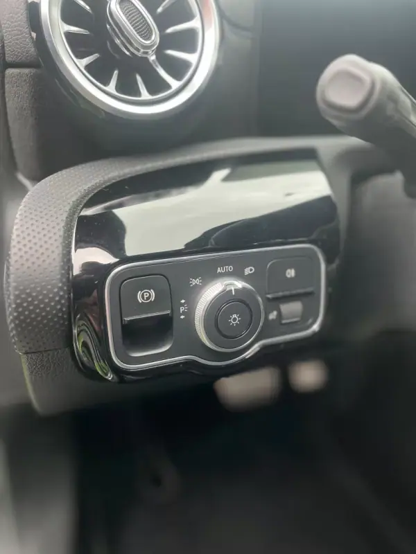Mercedes-Benz A 200 Limousine 2021 - 28000 EUR, 83000 km - AUTO.MOTO.pt - 83000km - foto 14 de 15