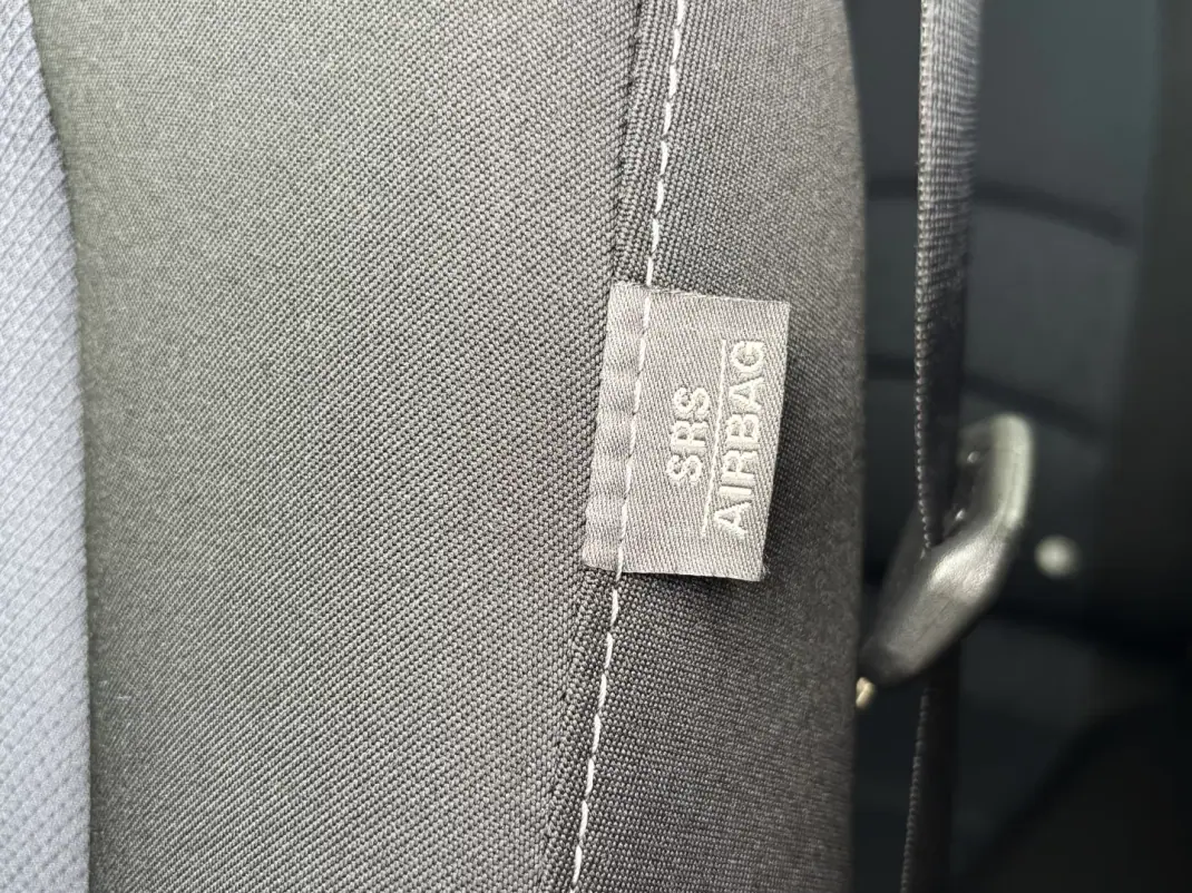 Mazda 2 2015 - 11500 EUR, 75000 km - AUTO.MOTO.pt - 75000km - foto 11 de 33