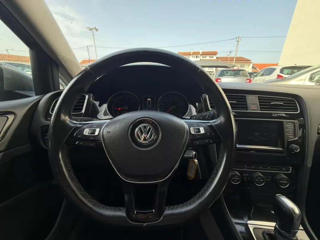 Volkswagen Golf 2014 - 15500 EUR, 143946 km - AUTO.MOTO.pt - 143946km - foto 11 de 23