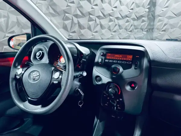 Toyota Aygo 2019 - 10750 EUR, 126299 km - AUTO.MOTO.pt - 126299km - foto 23 de 35