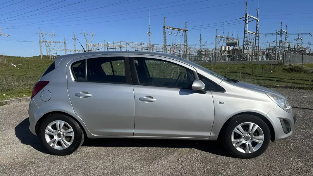 Opel Corsa 2013 - 4650 EUR, 212000 km - AUTO.MOTO.pt - 212000km - foto 8 de 13