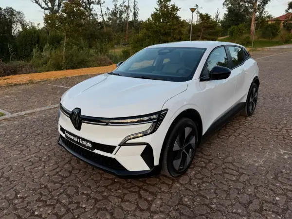 Renault Mégane E-Tech 2022 - 22500 EUR, 14000 km - AUTO.MOTO.pt - 14000km - foto 2 de 24