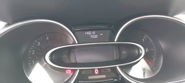 Renault Clio 2017 - 13500 EUR, 140820 km - AUTO.MOTO.pt - 140820km - foto 8 de 15