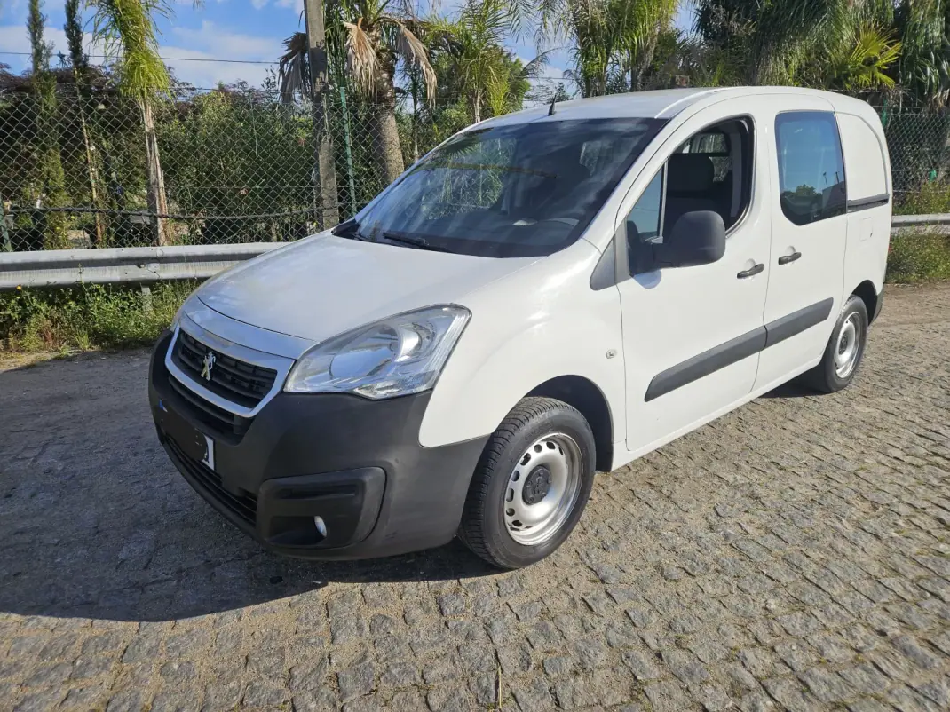 Peugeot Partner 2016 - 8750 EUR, 170000 km - AUTO.MOTO.pt - 170000km - foto 1 de 6