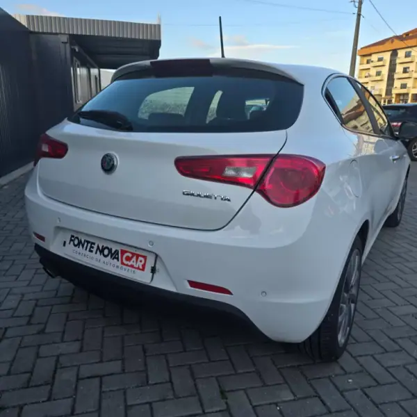 Alfa Romeo Giulietta 2016 - 10950 EUR, 172955 km - AUTO.MOTO.pt - 172955km - foto 8 de 32