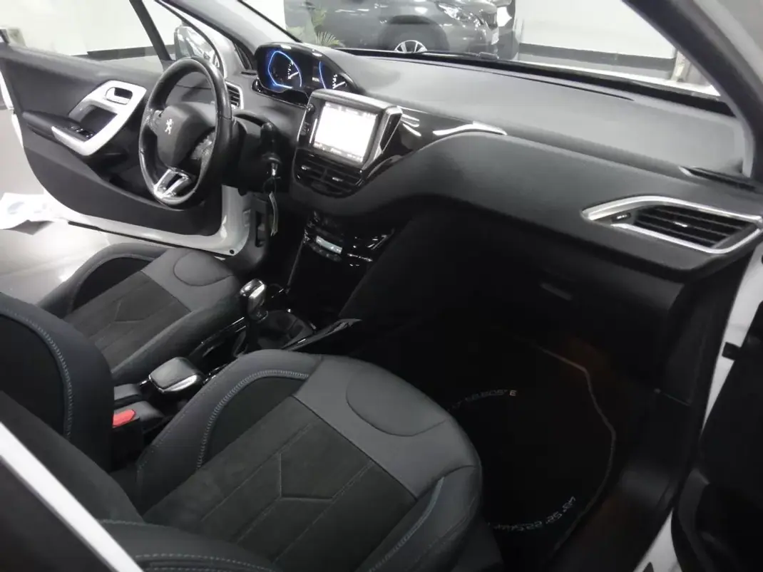 Peugeot 2008 2019 - 11250 EUR, 90000 km - AUTO.MOTO.pt - 90000km - foto 25 de 32