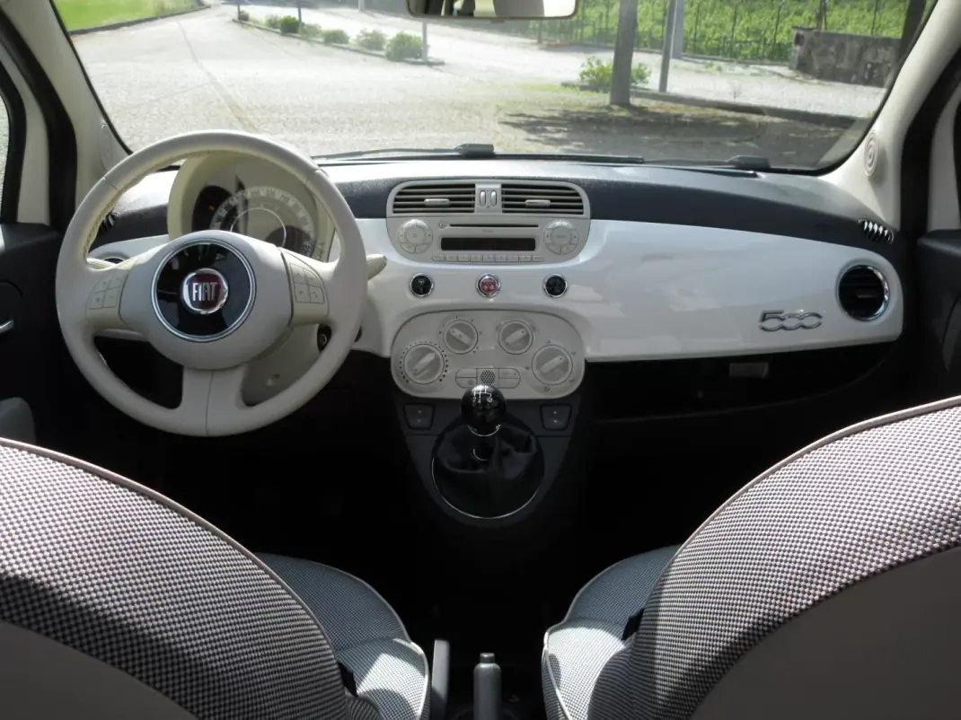 Fiat 500 2010 - 6990 EUR, 185000 km - AUTO.MOTO.pt - 185000km - foto 18 de 37