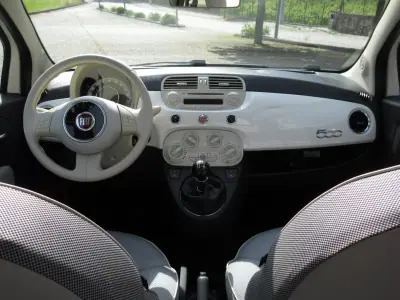 Fiat 500 2010 - 6990 EUR, 185000 km - AUTO.MOTO.pt - 185000km - foto 18 de 37