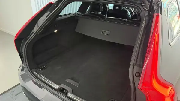 Volvo V90 2018 - 23990 EUR, 166090 km - AUTO.MOTO.pt - 166090km - foto 12 de 31