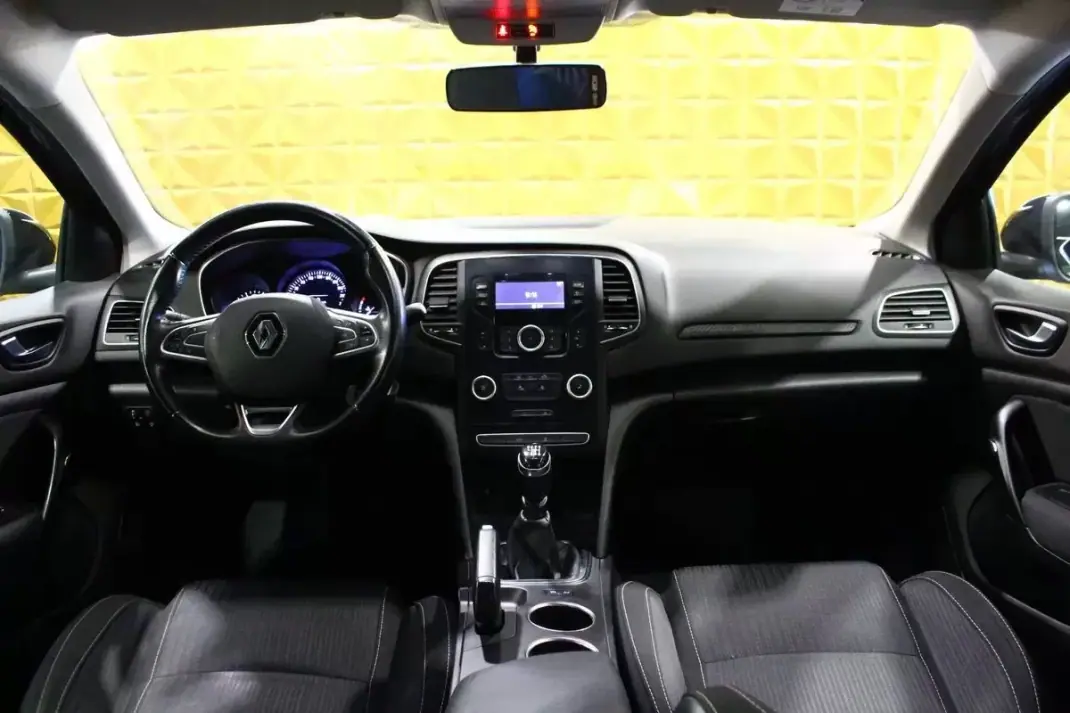 Renault Mégane Sport Tourer 2017 - 9900 EUR, 190000 km - AUTO.MOTO.pt - 190000km - foto 12 de 25