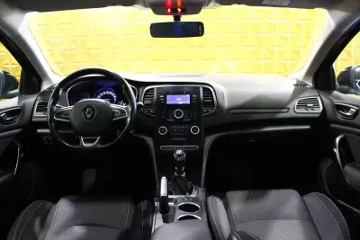 Renault Mégane Sport Tourer 2017 - 9900 EUR, 190000 km - AUTO.MOTO.pt - 190000km - foto 12 de 25
