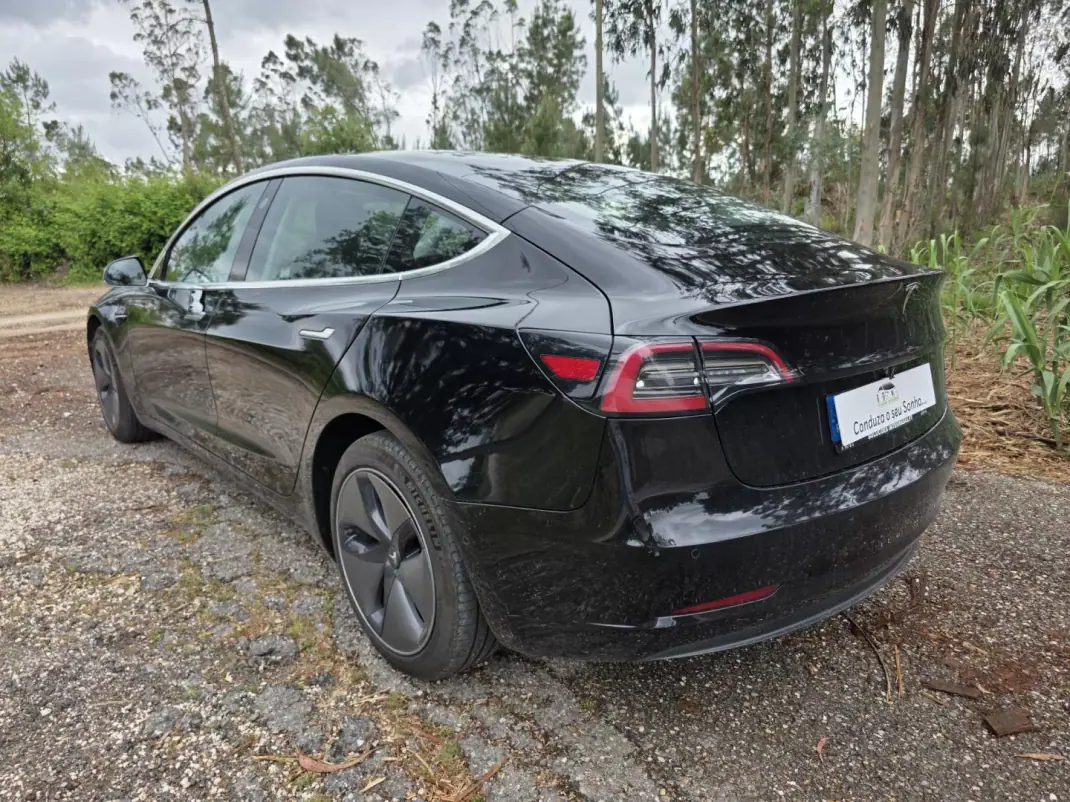 Tesla Model 3 2019 - 23900 EUR, 177000 km - AUTO.MOTO.pt - 177000km - foto 23 de 42