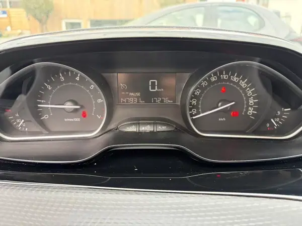 Peugeot 208 2017 - 8450 EUR, 147931 km - AUTO.MOTO.pt - 147931km - foto 7 de 9