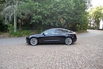 Tesla Model 3 2020 - 22500 EUR, 81000 km - AUTO.MOTO.pt - 81000km - foto 6 de 15