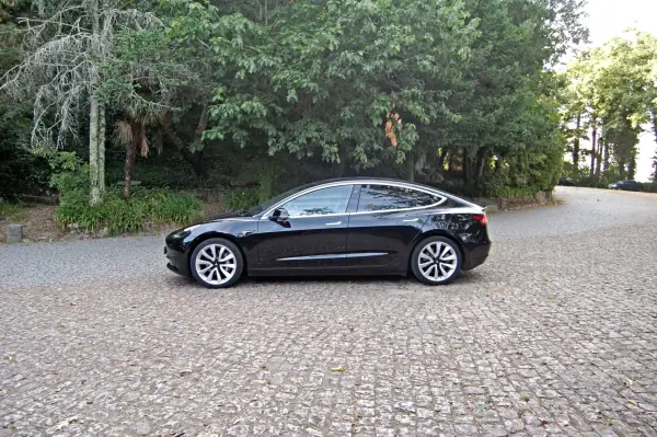 Tesla Model 3 2020 - 22750 EUR, 81000 km - AUTO.MOTO.pt - 81000km - foto 6 de 15