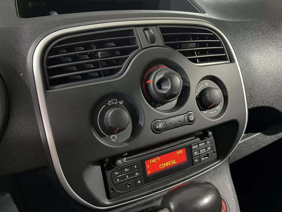 Renault 2021 - 11600 EUR, 110358 km - AUTO.MOTO.pt - 110358km - foto 13 de 20